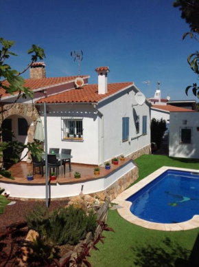 Гостиница Delightful Villa close to the beach  Ла-Эскала